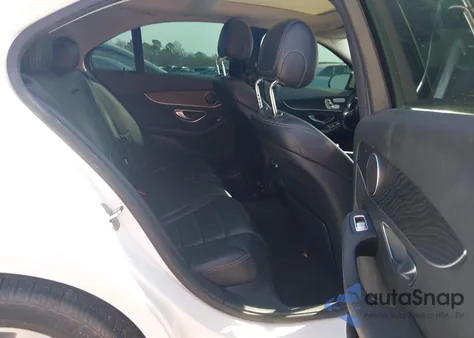 2016 Mercedes-Benz C 300 4Matic z USA, uszkodzony, nr VIN 55SWF4KB7GU174978